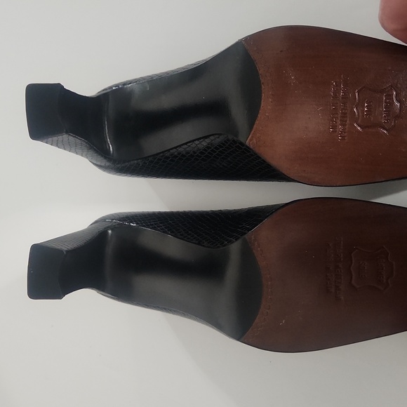 Stuart Weitzman - Black Leather Snake Print Pumps - Size 7.5 B - Picture 10 of 15